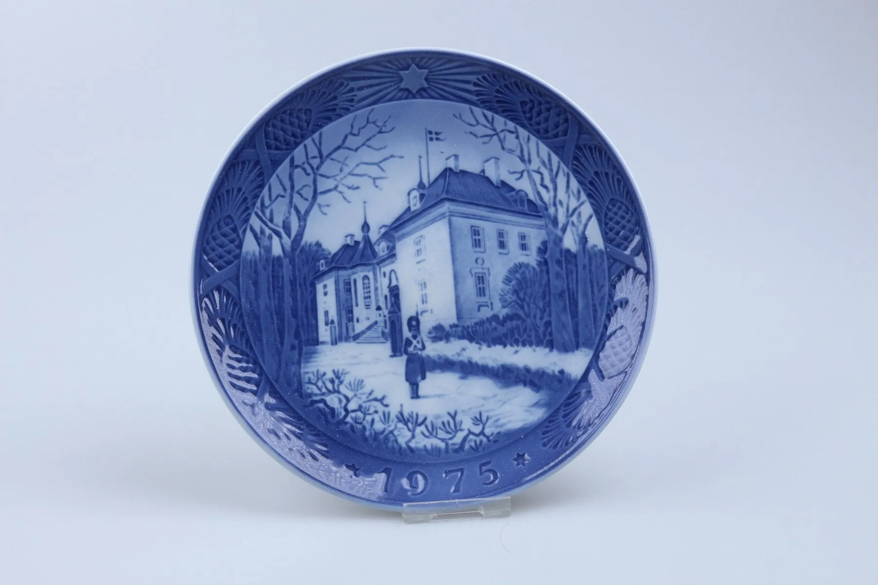 Weihnachtsteller 1975 - Christmas Residence - Royal Copenhagen Weihnachtsteller