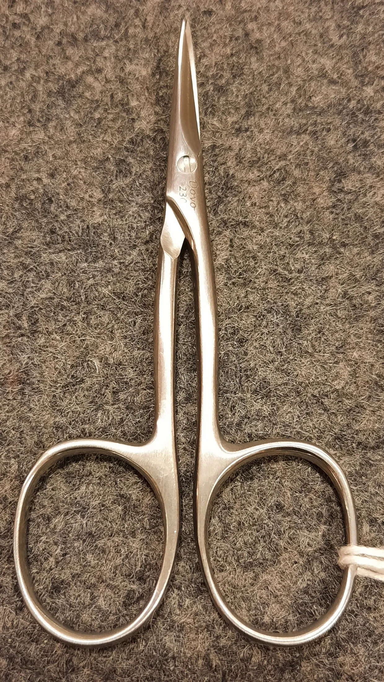 Hautschere 3,5  gebürstet gebogen rostfrei