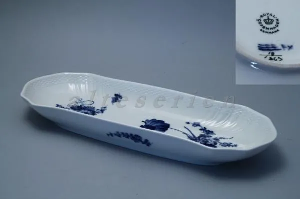 Brotschale länglich Modell 1867 - Royal Copenhagen Blaue Blume geschweift I. Wahl