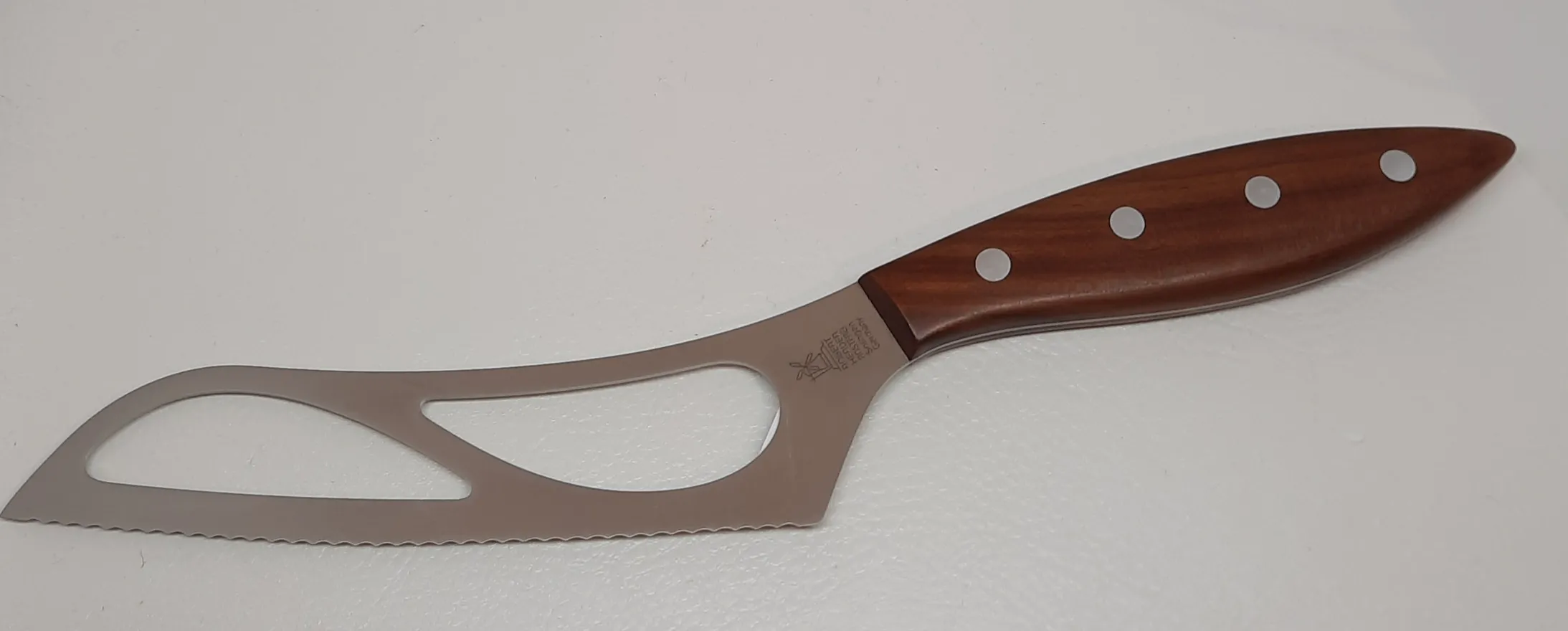 Cio Käsemesser mit Löchern, rostfrei Pflaumenholzgriff