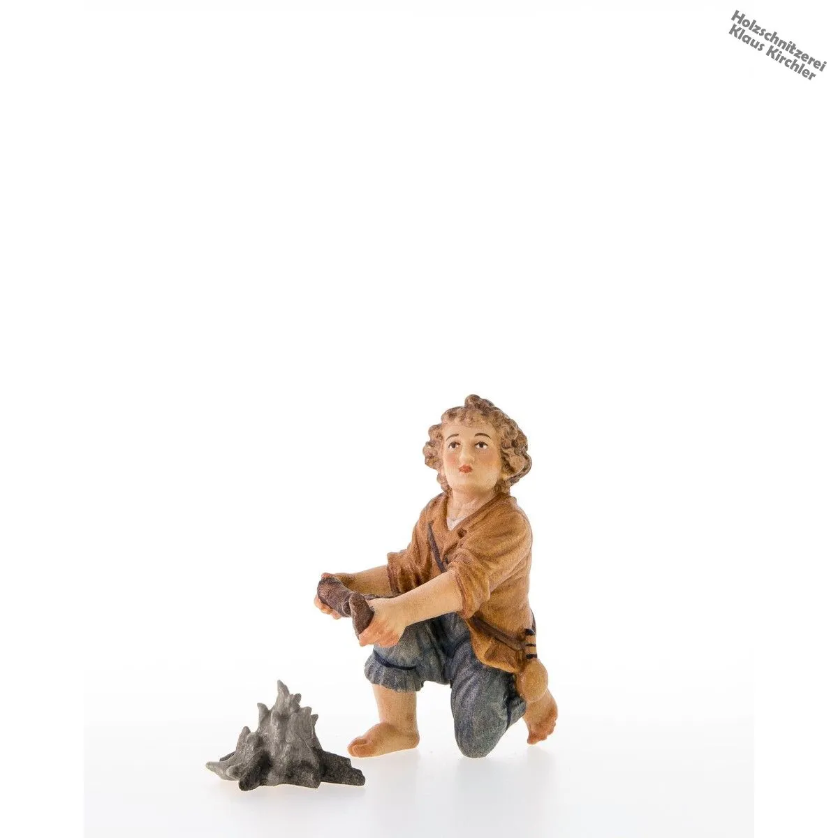 Bambino inginocchiato con focolare