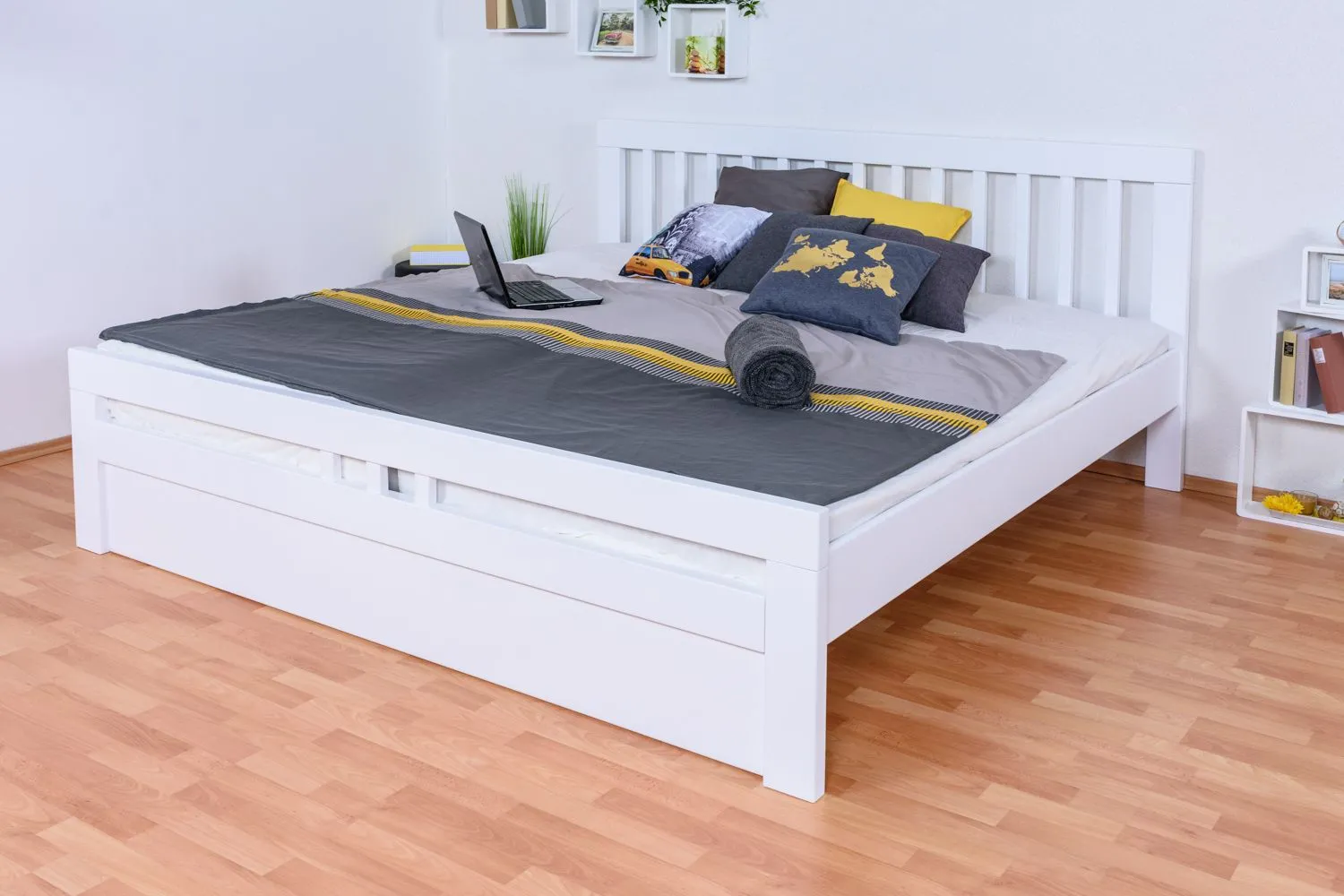 Jugendbett "Easy Premium Line" K8 inkl.1 Abdeckblende, 200 x 200 cm Buche Vollholz massiv weiß lackiert