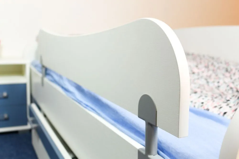 Absturzsicherung für Kinderbett / Jugendbett Benjamin, Farbe: Weiß - Abmessungen: 29 x 120 cm (H x B)