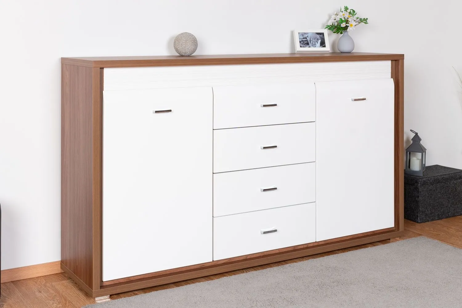 Kommode Tempe 04, Farbe: Nussfarben / Weiß Hochglanz, Fronteinsatz: Weiß - Abmessungen: 94 x 164 x 41 cm (H x B x T), mit 2 Türen, 4 Schubladen und 4 Fächern